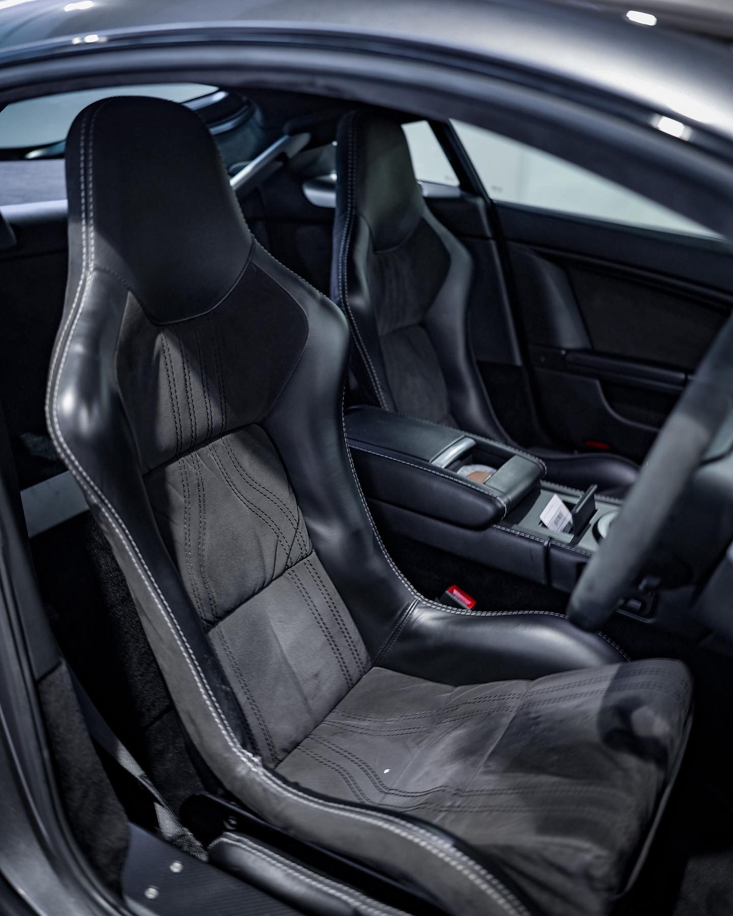 2009 ASTON MARTIN V12 VANTAGE - MANUAL