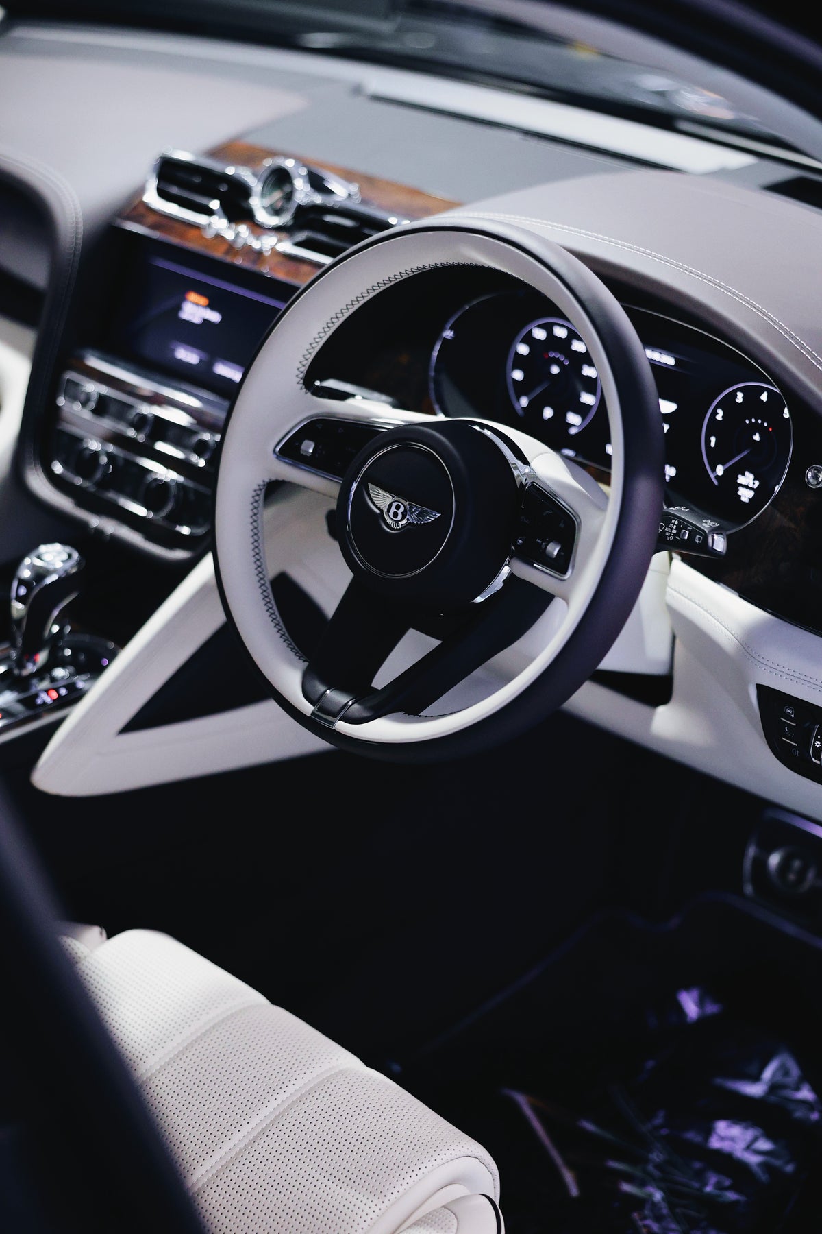 2024 Bentley Bentayga V8 EWB (Extended Wheelbase) Azure