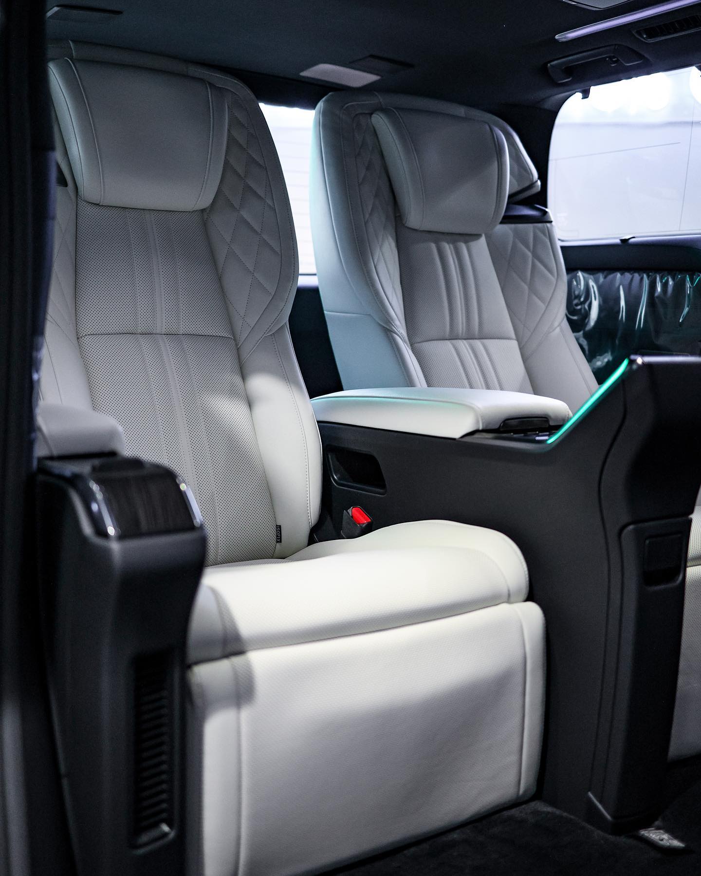 2020 Lexus LM350 4-Seaters